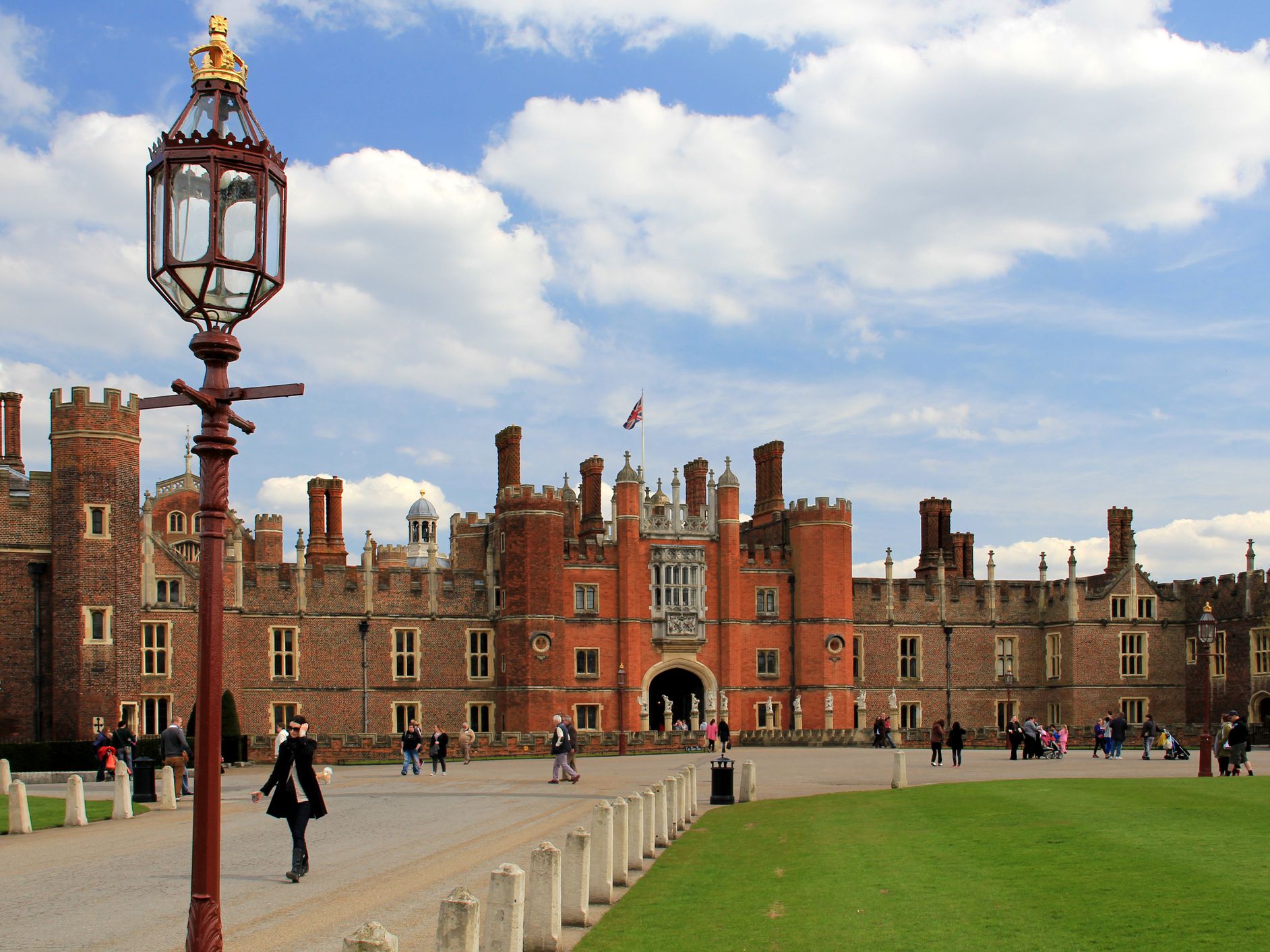 HamptonCourtPalace-ad22caf8dcac48a3a027c285c11248c5