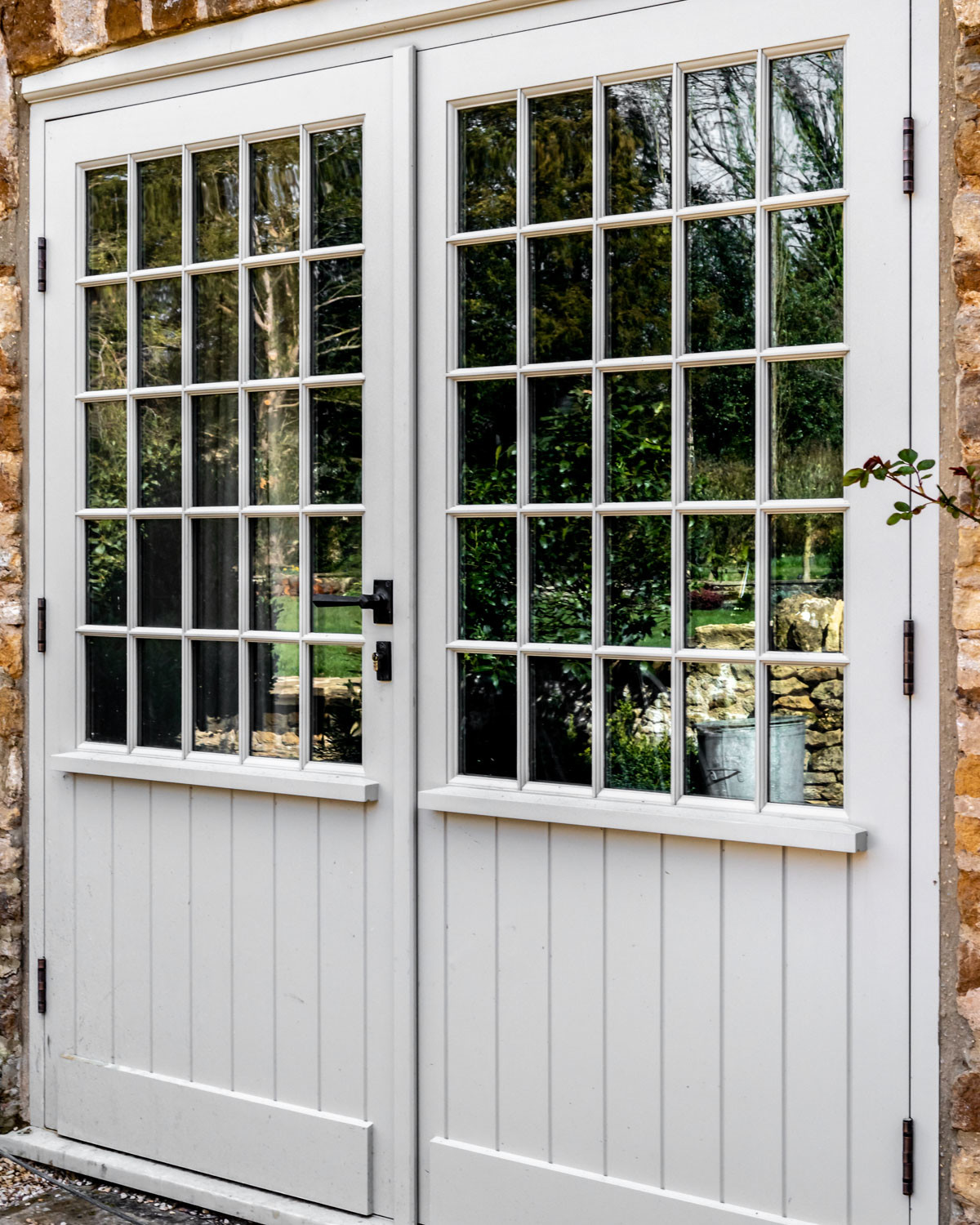 read-double-wooden-doors-in-georgian-design-for-oxford-cottage
