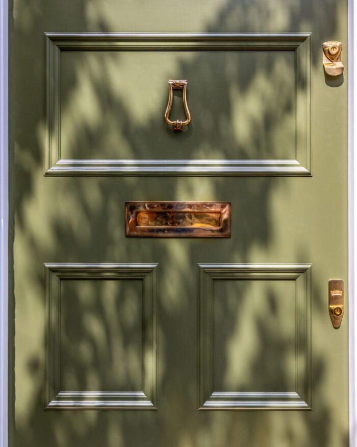 Ruvigni-Gardens-Polished-Brass-Door-Furniture-on-Freen-Door-819x1024